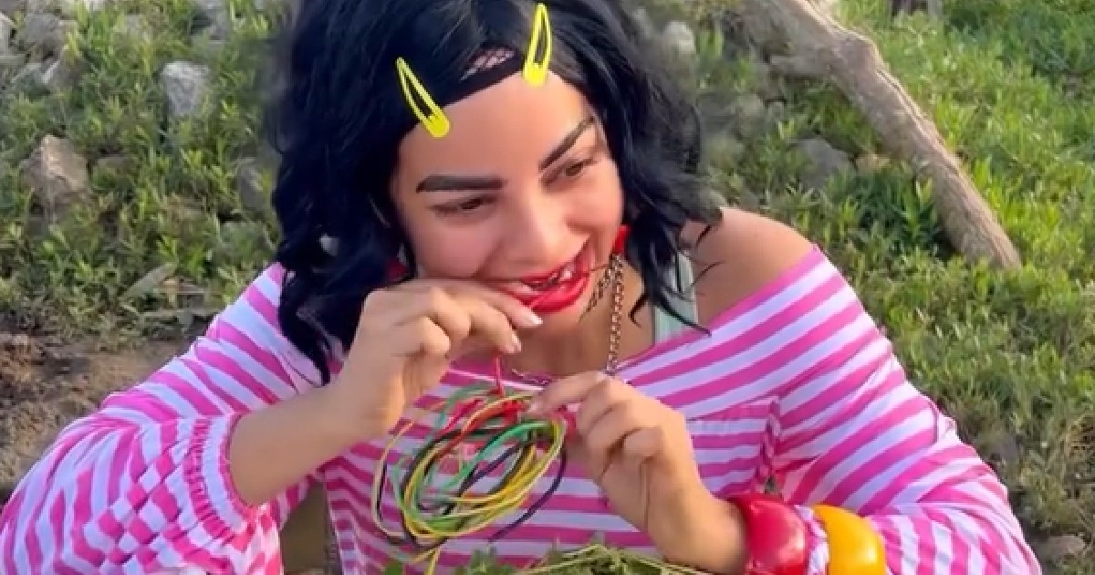 Restaurant "La Mesa Pelá" offers the most typical food of Cuba today, hosted by Lola Mento