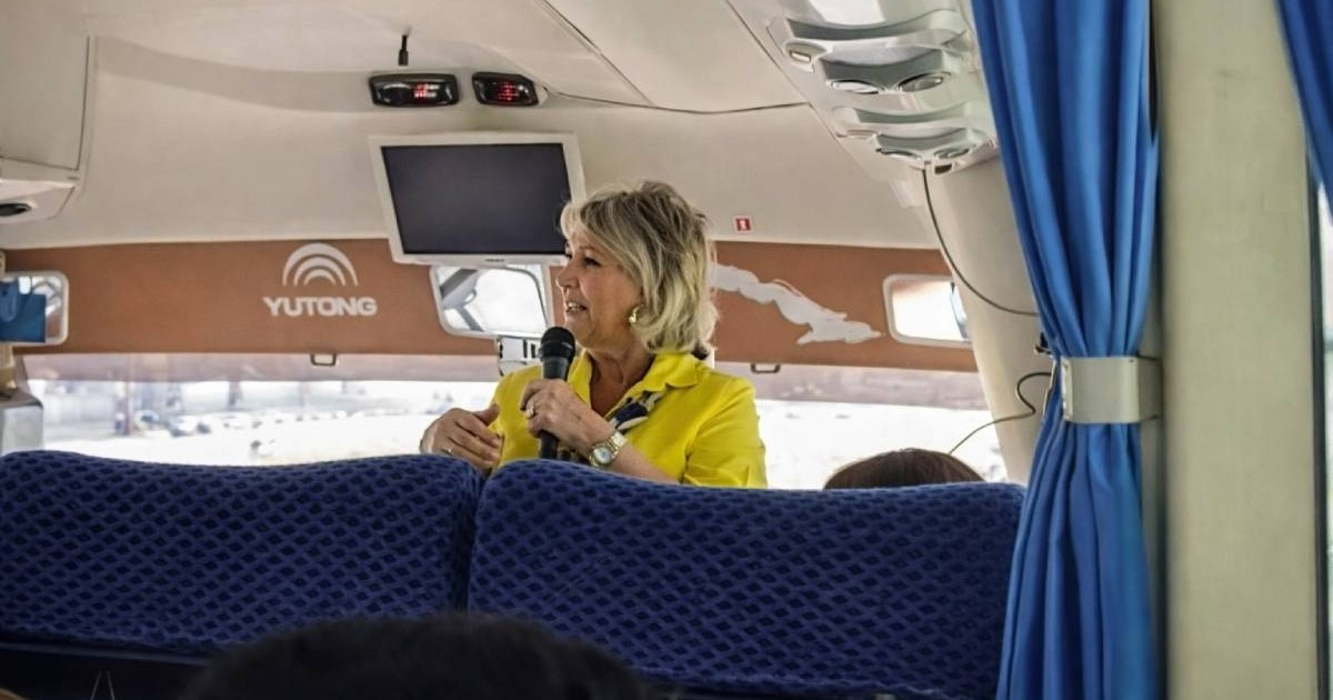 Mexican Tourist Captures Candid Moments with Havana Tour Guide, Unveiling Insights on Cuba