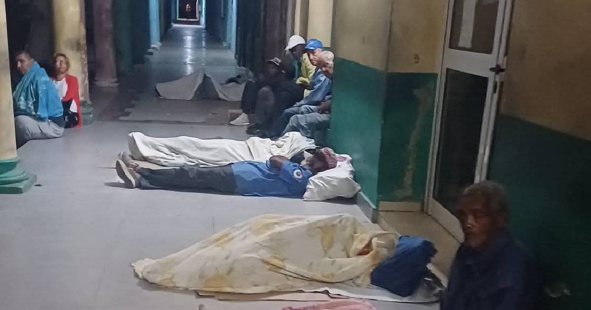Elderly people sleep in the doorway of a bank in Camagüey to be able to cash their checks