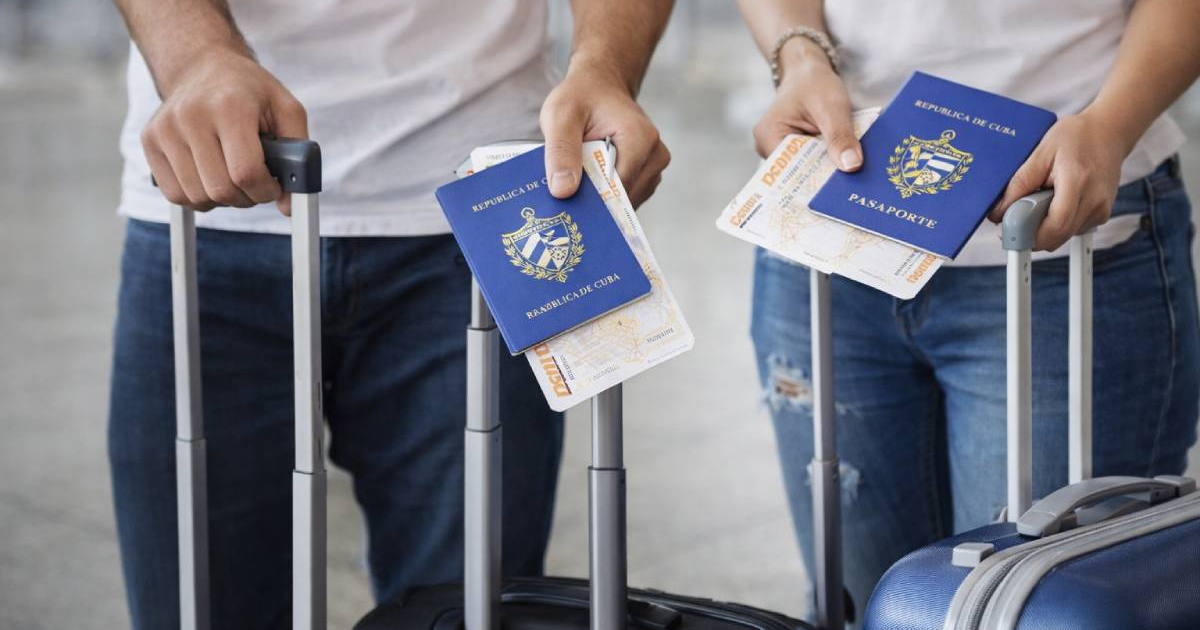 Viajeros con pasaporte cubano (Imagen de Referencia). © CiberCuba / ChatGPT