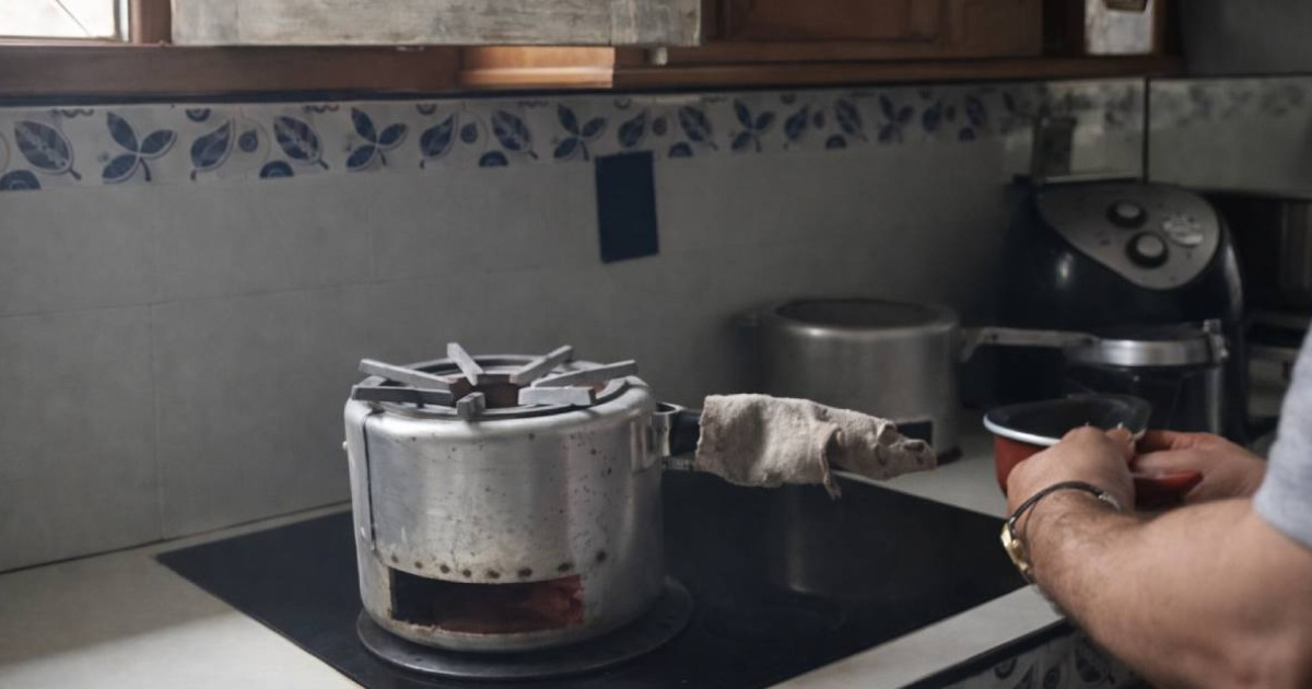 Cuban Innovates Pressure Cooker into Lifesaver During Blackouts