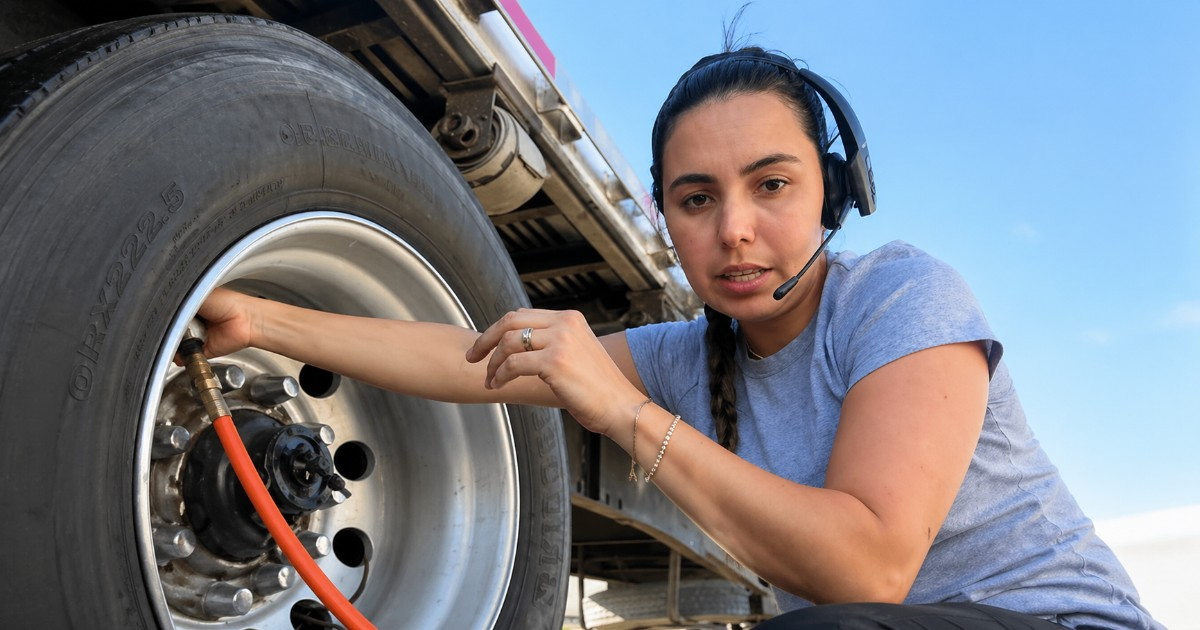 Cuban trucker in the U.S. shows a day at work: "We're going to make $3,000 today."