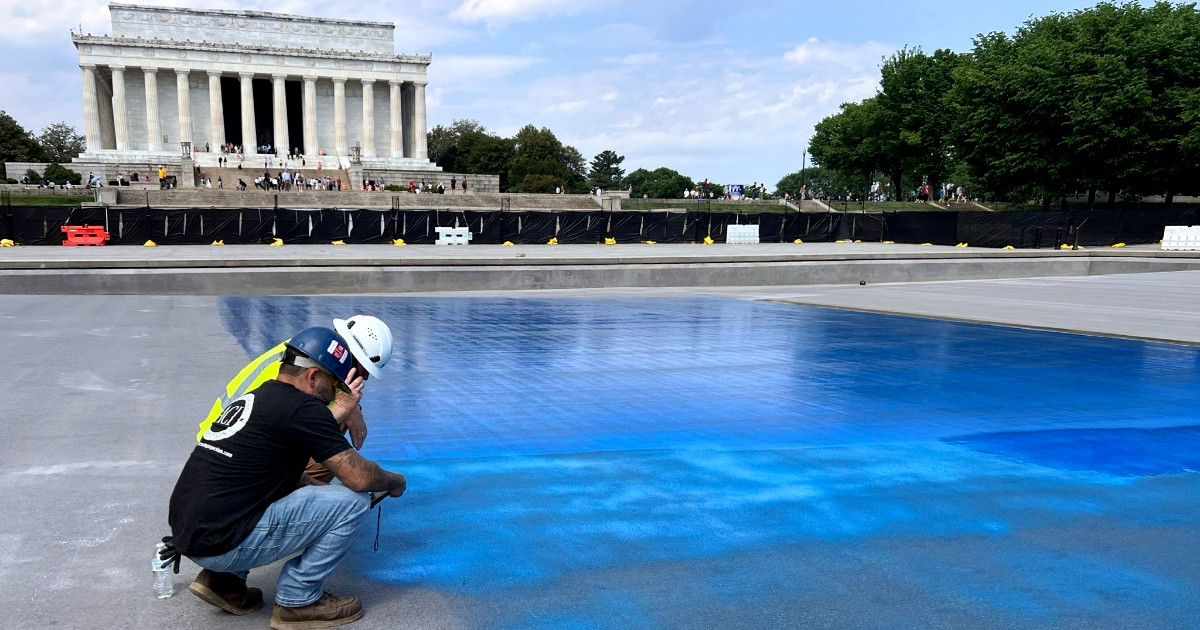 Trump Orders Reflecting Pool at Lincoln Memorial to be Painted 'American Flag Blue'