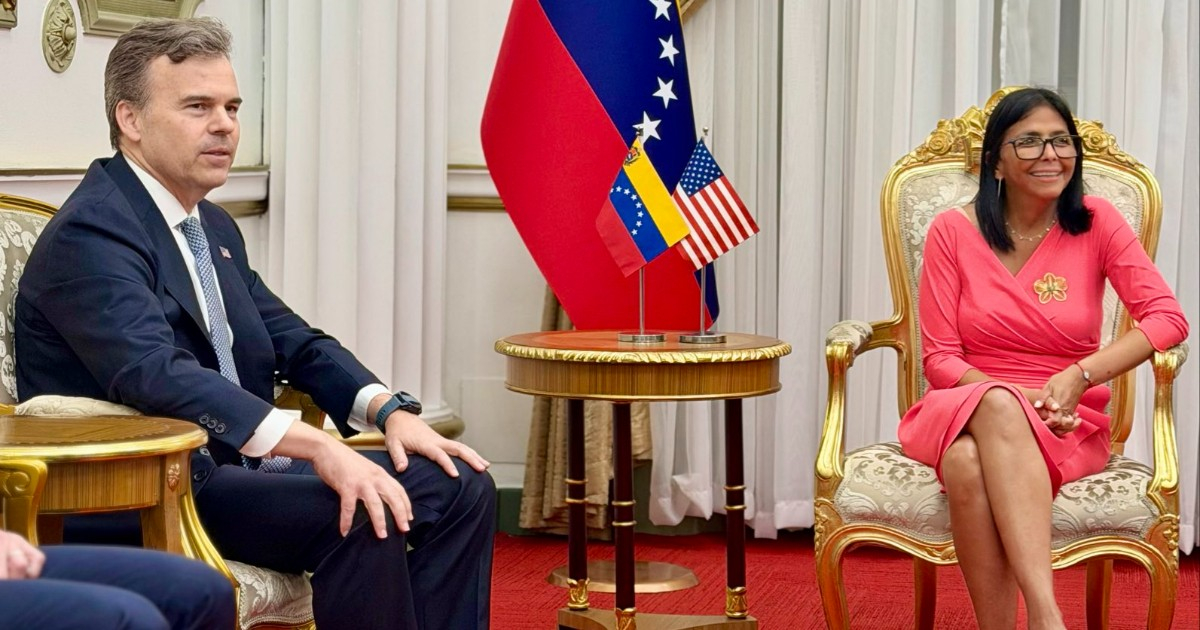 Delcy Rodríguez meets with the new U.S. representative, who reminds her of the three phases agreed upon with Trump