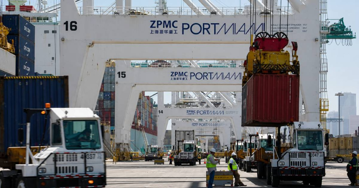 Cubans demand in the Port of Miami the release of cars that shipping agencies to Cuba have been holding for months