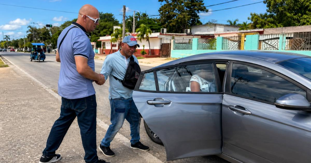 Cuban Influencer Offers Free Rides in Havana Amidst Transportation Crisis