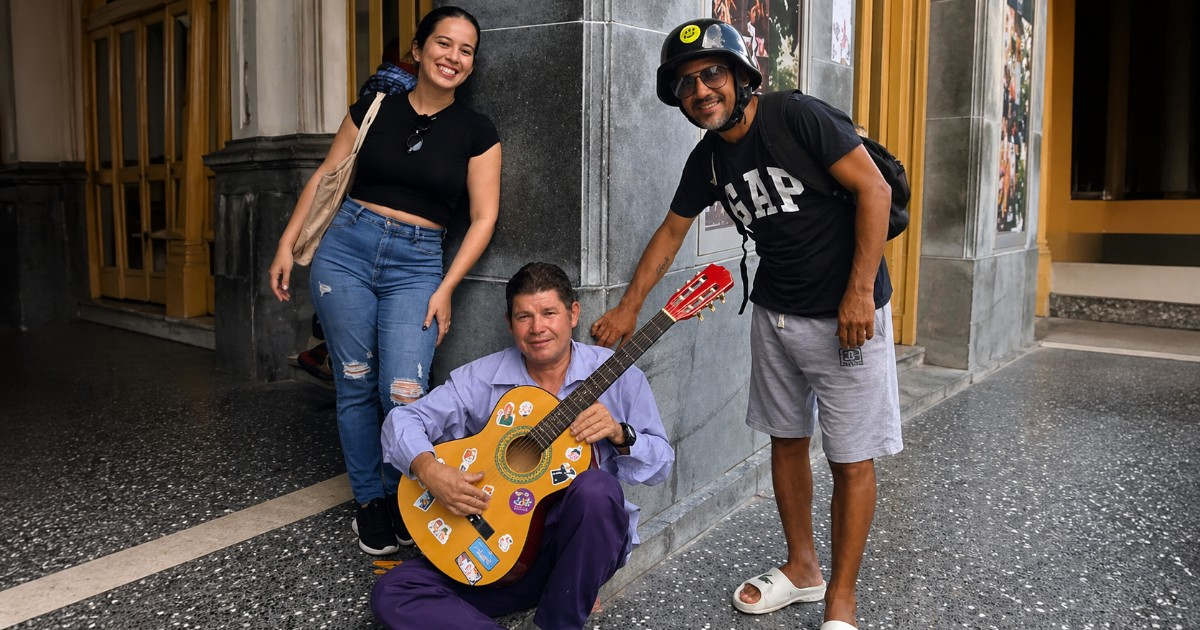 Cuban Content Creator Highlights Street Musician in Santa Clara; Fan's Heartfelt Gesture Stirs Emotion