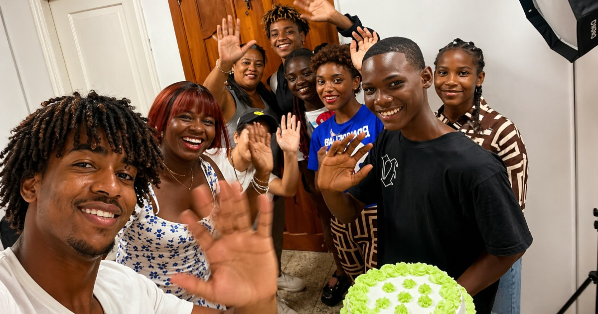 Cuban entrepreneurs gift photoshoots to unaccompanied youth: "It's their 15th birthday, and they deserve it."