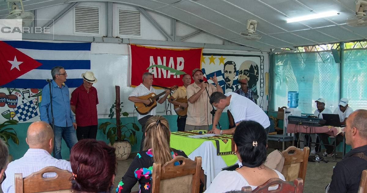 Cuba's Fields Crumble While ANAP Sings Against U.S. Embargo