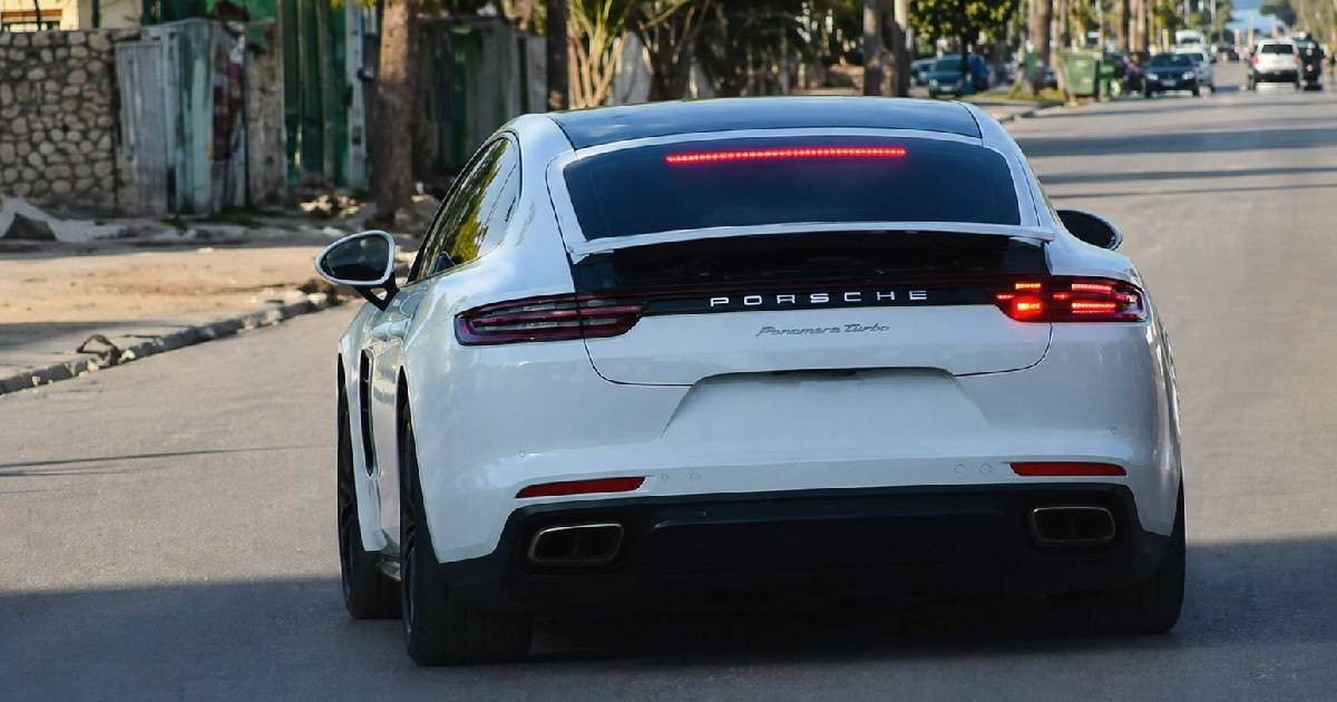 A Luxury Porsche Panamera Spotted Without Plates on Cuba's Streets Amid National Crisis