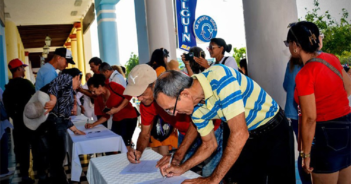 Cuban Regime Boasts of Over 6 Million "Signatures for the Nation"