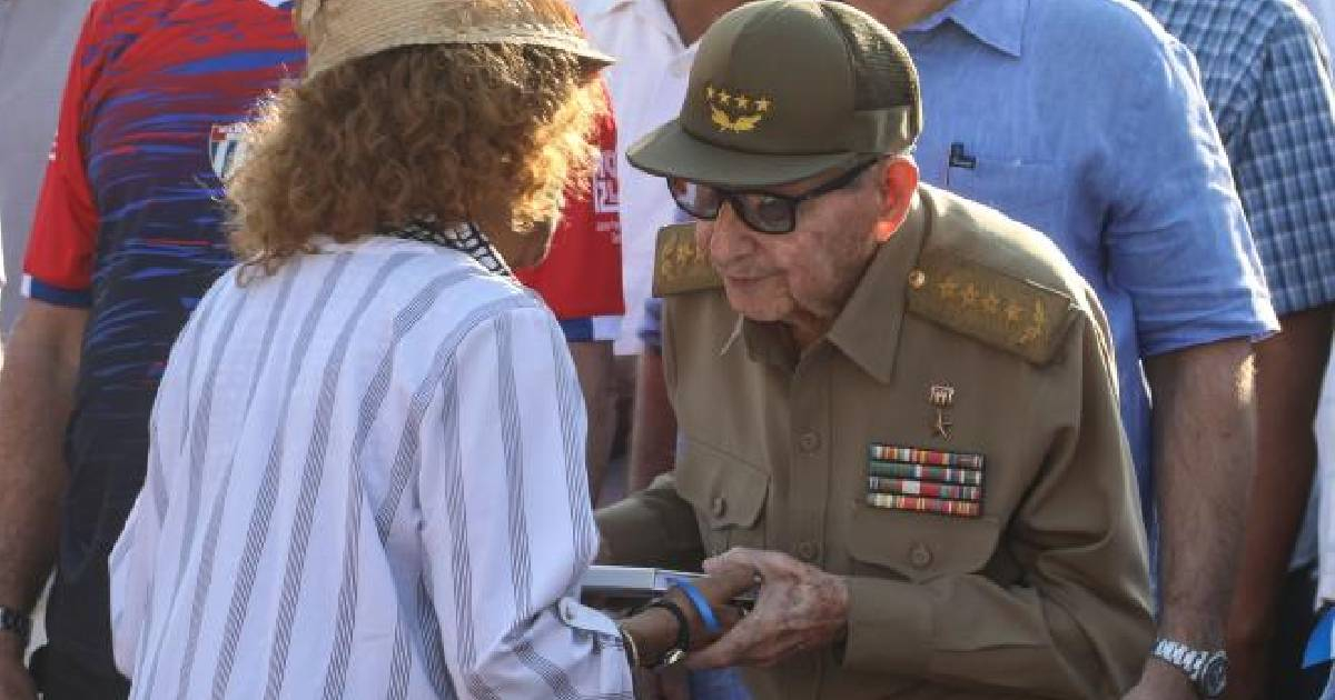 Raúl Castro Makes Rare Public Appearance Looking Frail at May Day Event in Havana