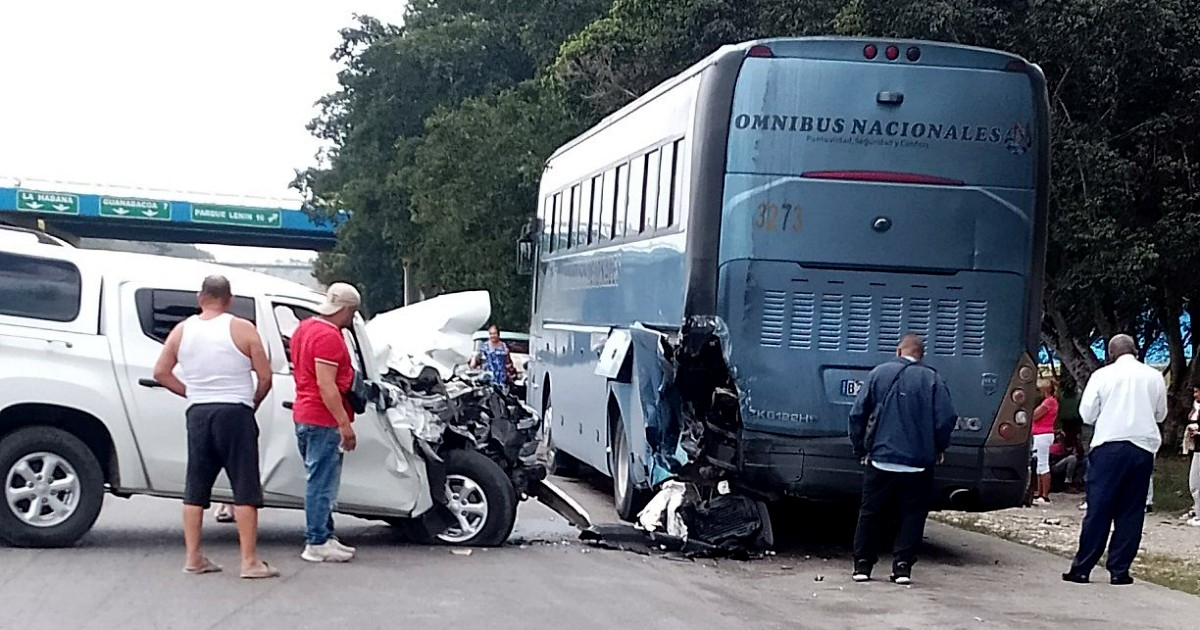 Van Collides with National Bus in Santiago de Cuba