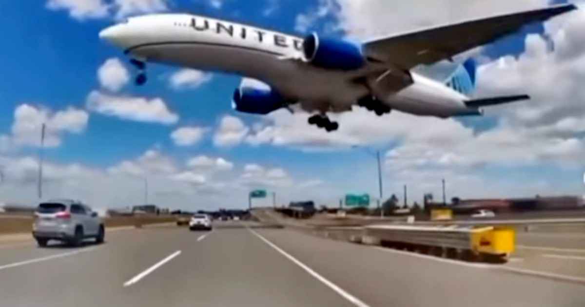 United Airlines Flight Collides with Truck and Light Pole During Newark Landing Incident