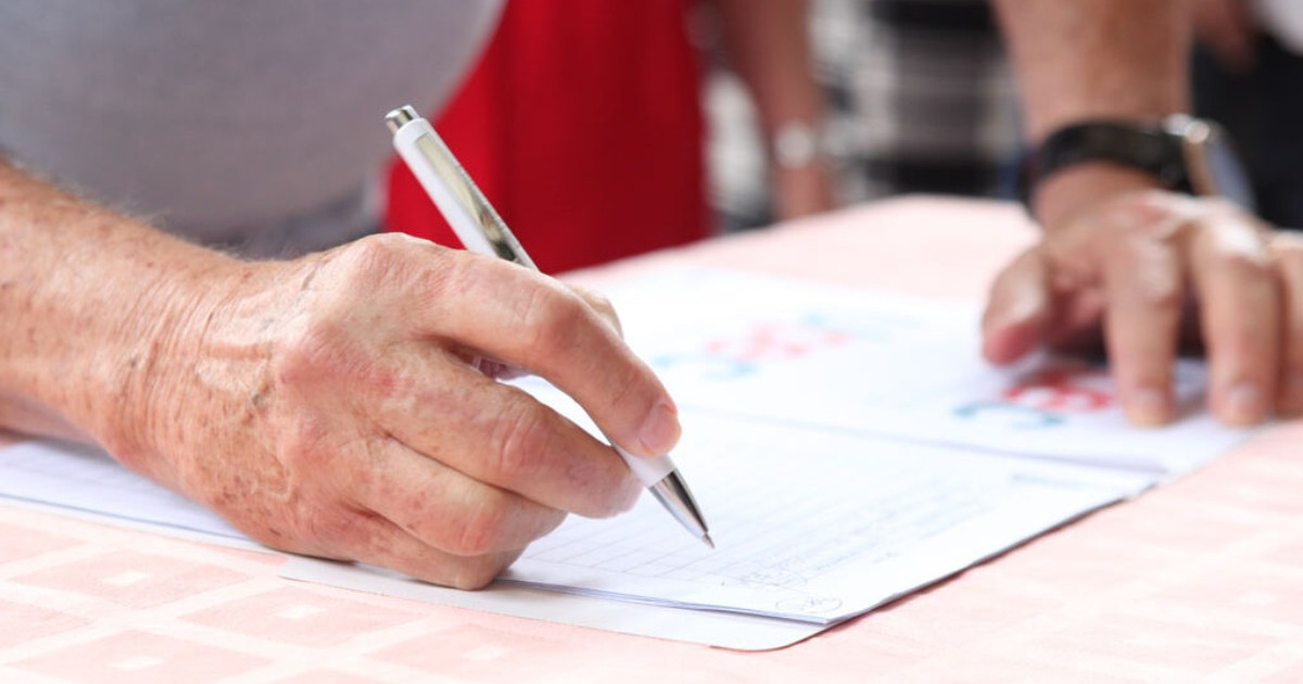 Communist Regime Pushes Signature Campaign Even at Local Markets