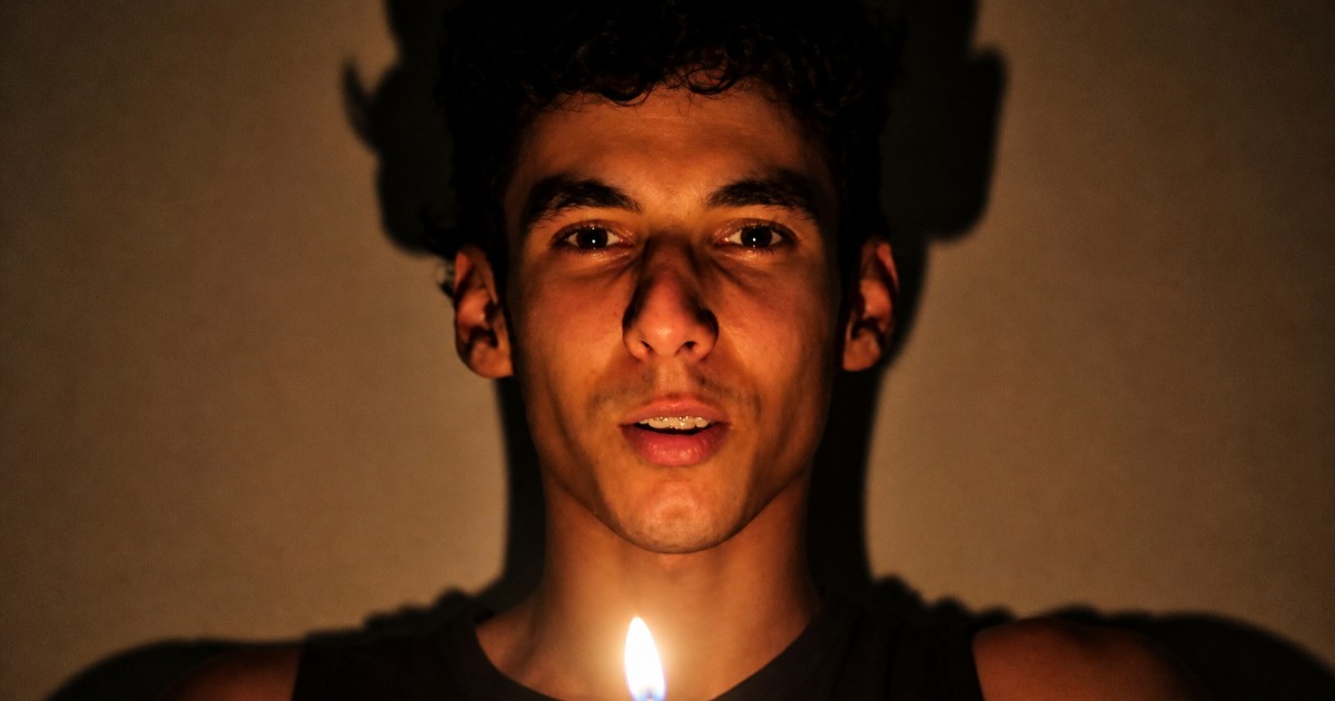 Young Cuban Singer-Songwriter Sends Message to Ricardo Arjona with 'Puente' Cover