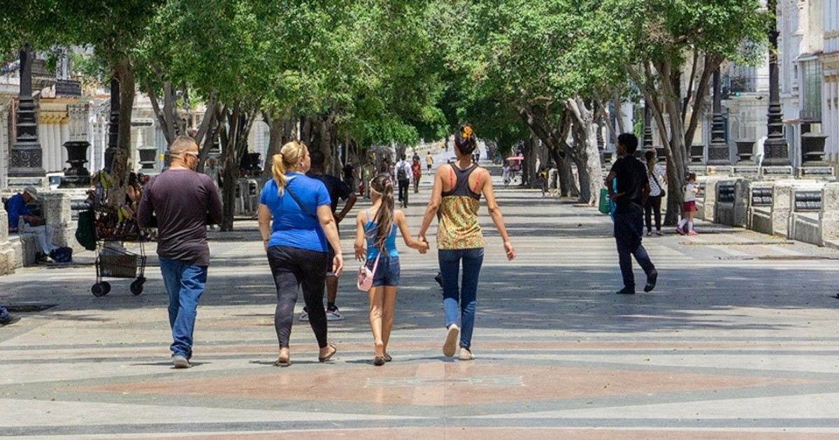 Tres mujeres caminando por El Prado, en La Habana © CiberCuba