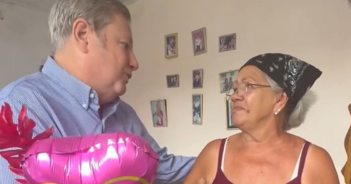 U.S. Diplomatic Chief Mike Hammer Visits Mother of Cuban Marine Corps Enlistee
