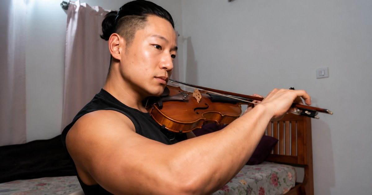 Japanese Violinist Moves Cuban Diaspora with Iconic Song Performance