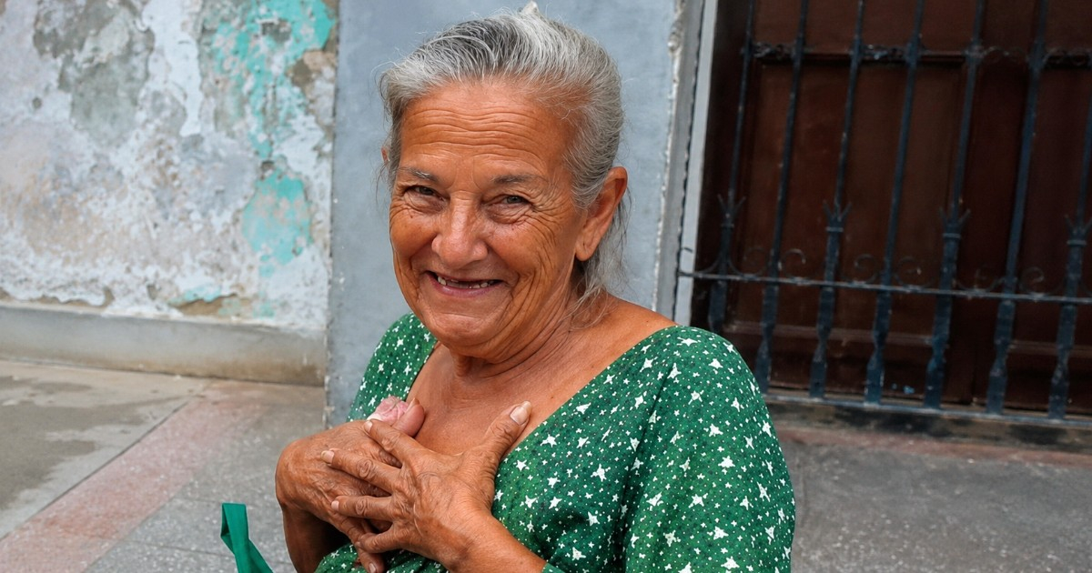 Charming Reaction of an Elderly Cuban Woman to Food Donation and Perfume Gift