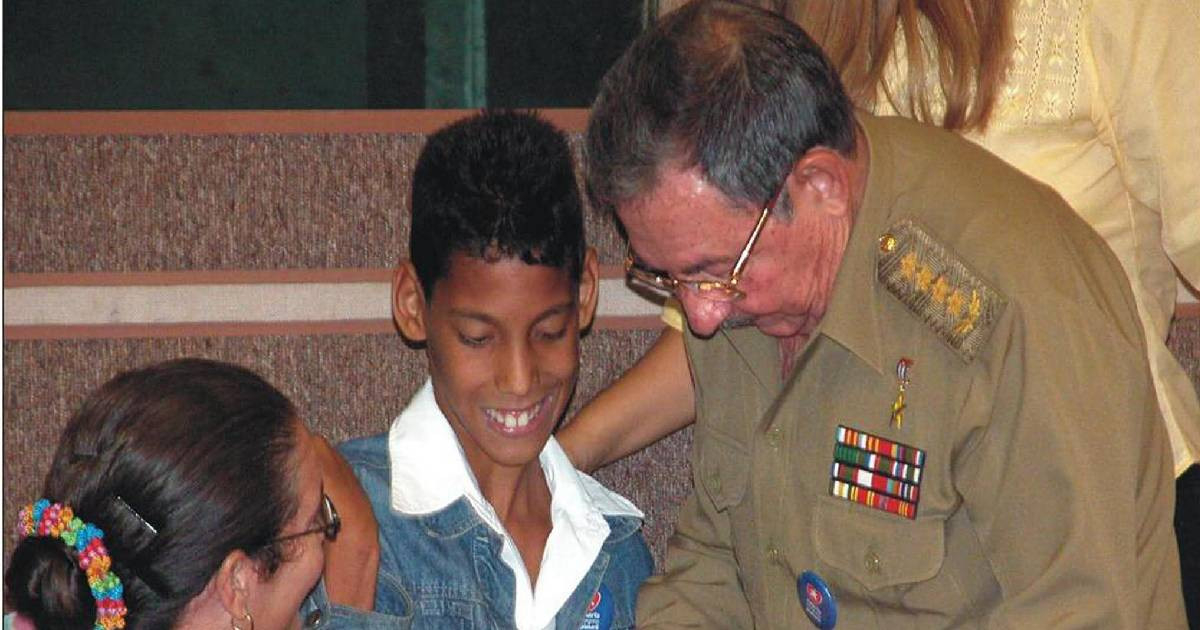 Journalist Declares Political Allegiance after Embrace from Raúl Castro