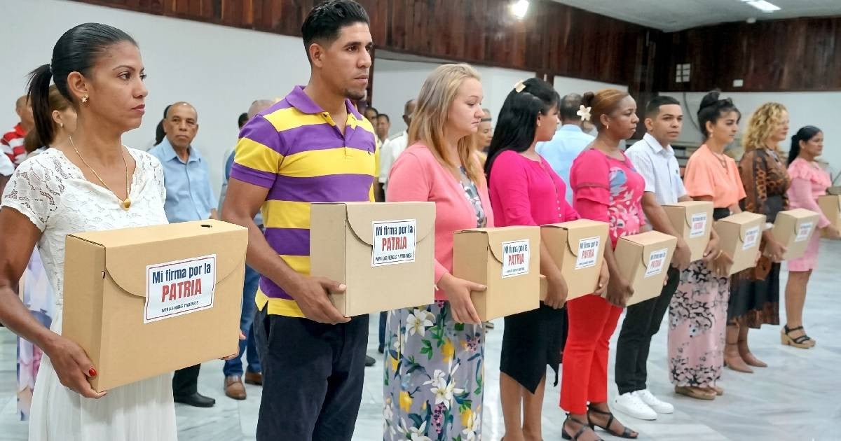Signatures Gathered in Sierra Maestra Handed Over with Skepticism in Santiago de Cuba