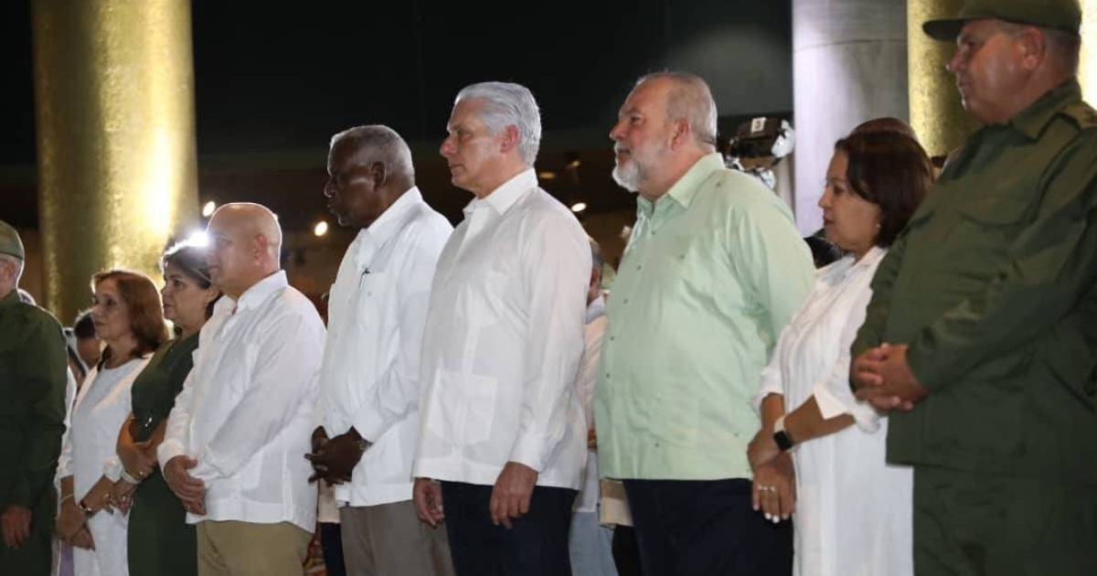 Díaz-Canel and Marrero Continue the "Signatures for the Homeland" Spectacle