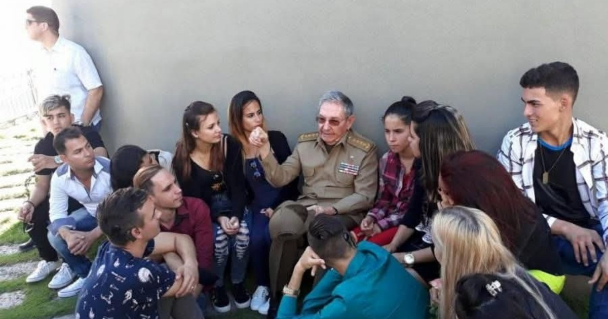 Raúl Castro junto a jóvenes cubanos © Facebook / Unión de Jóvenes Comunistas de Cuba - UJC