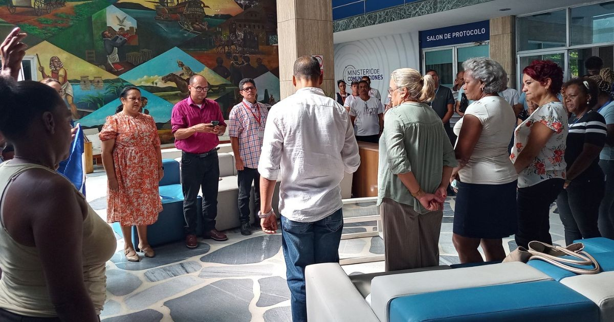 Cuban Government Mobilizes Workers to Rally Support for Raúl Castro