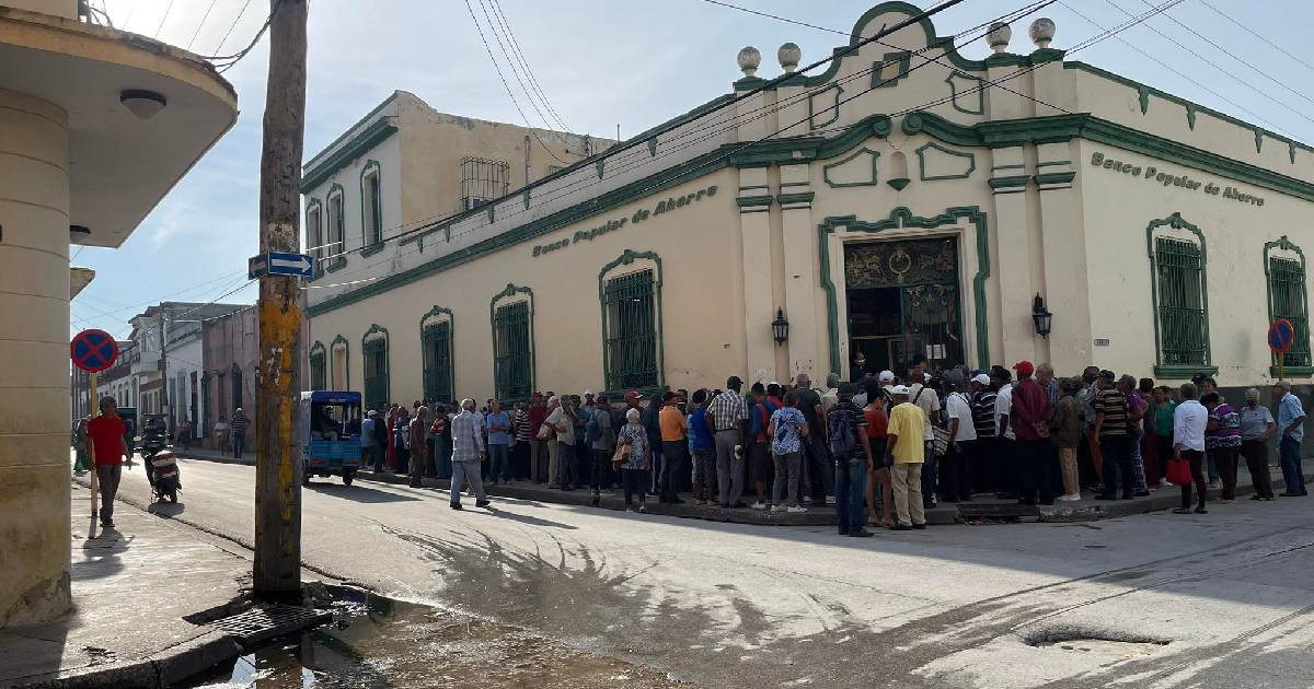 Elderly in Holguín Endure Degrading Queues for Meager Pensions