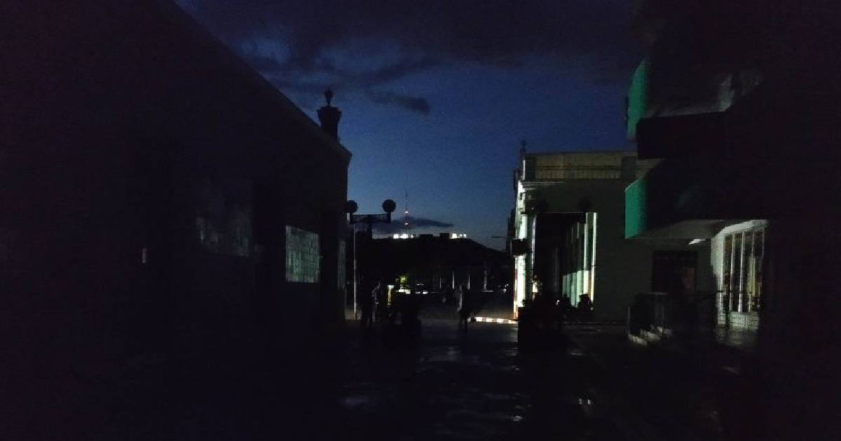Electric Utility in Holguín Prioritizes Strategic Locations, Leaving Entire Towns in Darkness