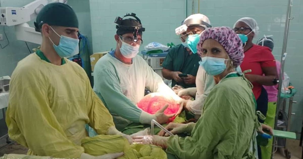 Médicos en Matanzas salvan a adolescente tras compleja cirugía para extraer enorme quiste © Facebook/Hospital Pediátrico Provincial Matanzas "Eliseo Noel Caamaño"