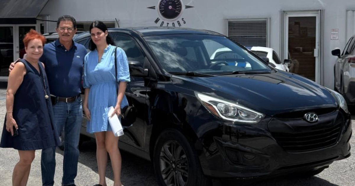 Juan Carlos Fernández obsequia un auto a exprisionera política Sissy Abascal © X/José Daniel Ferrer