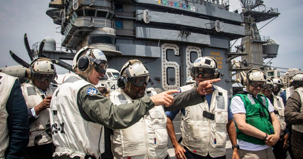 Visitantes a bordo del USS Nimitz (CVN-68). © Facebook/USS Nimitz (CVN 68).
