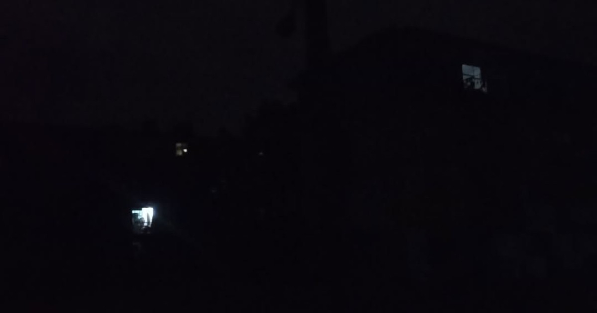 "Imagen nocturna y en apagón del susodicho poste" © Facebook / Alina Bárbara Lópezc Hérnandez