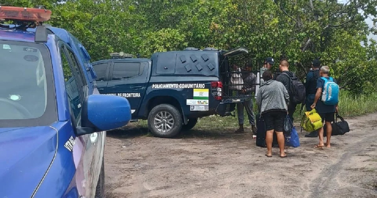 Policía de Roraima sorprendió a un grupo de migrantes cubanos mientras cruzaban la frontera entre Guyana y Brasil © Policia Militar de Roraima