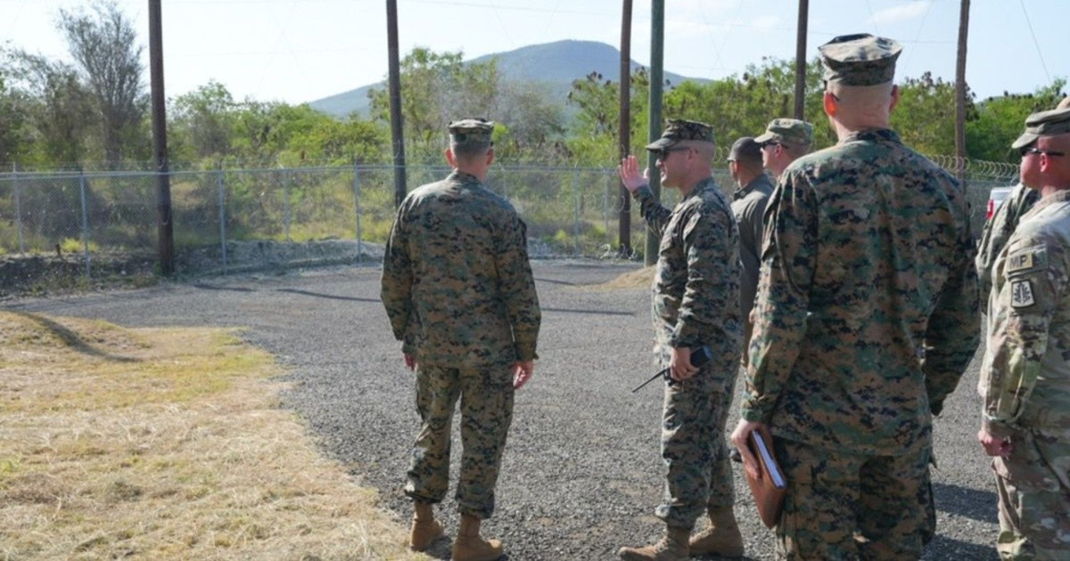 Generales estadounidenses en la Base Naval de Guantánamo © X / SouthComm