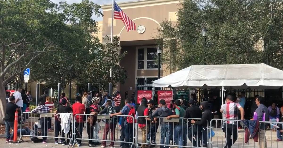 Cubanos y otros inmigrantes esperan su cita ante una oficina de ICE en Florida (Imagen de Referencia). © Captura de Video/Youtube/ Miami Herald