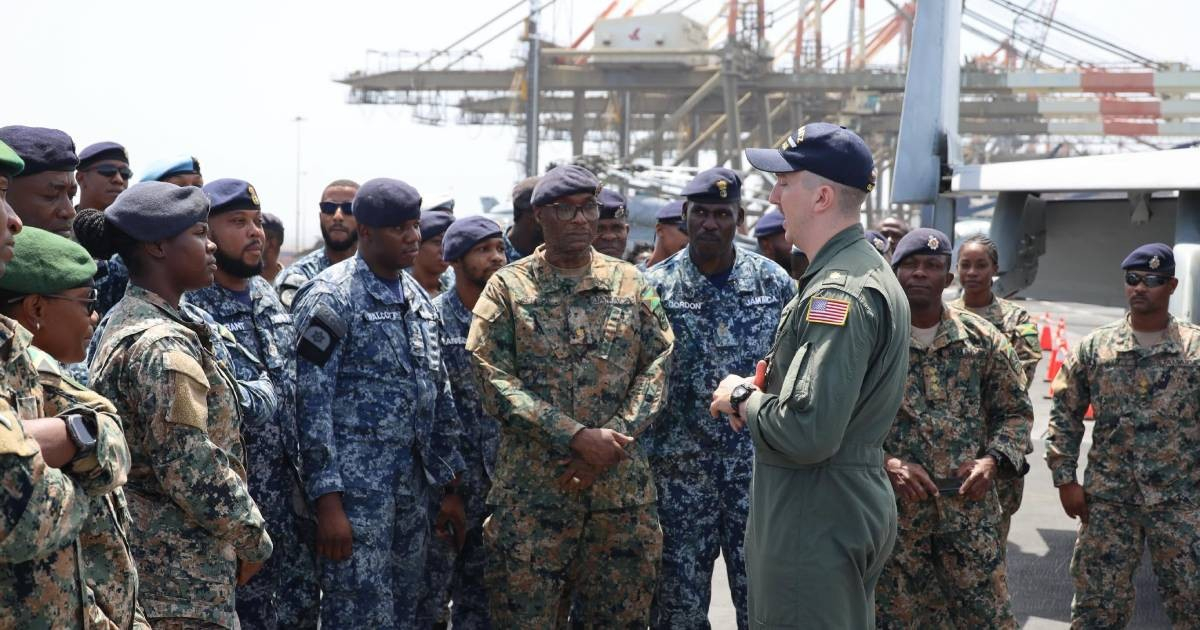 Marines de Estados Unidos y Jamaica en el USS Nimitz. © Facebook/Jamaica Defence Force.