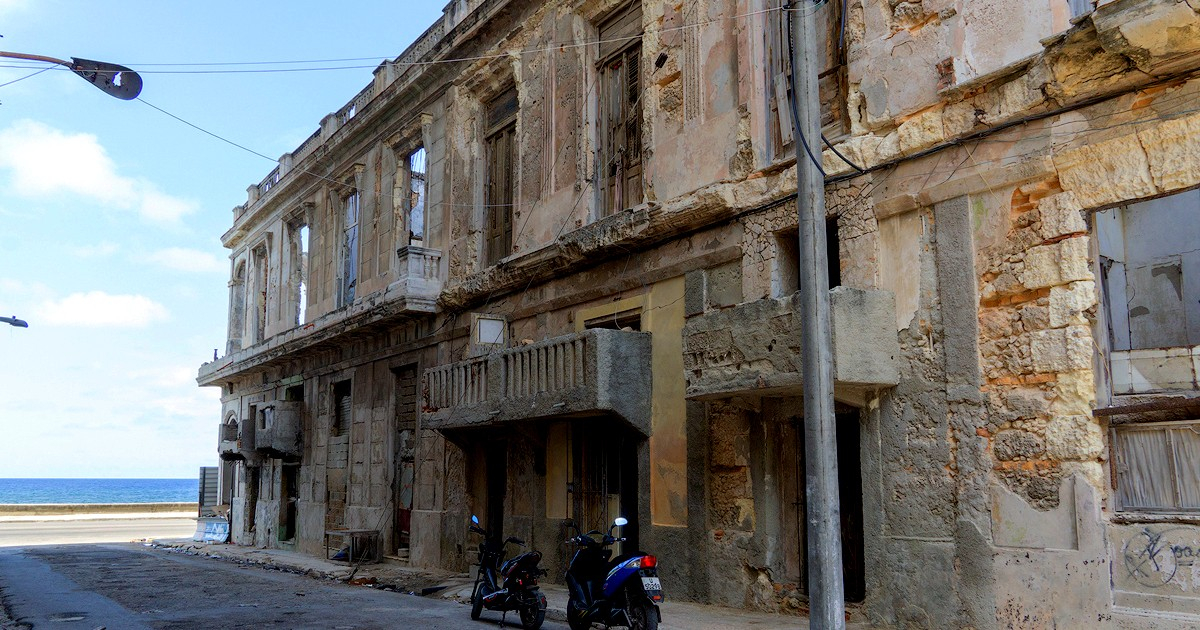 Edificio en ruinas frente al Malecón de La Habana (imagen de referencia) © CiberCuba