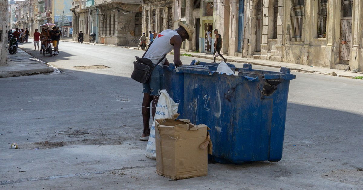 Hombre buscando en la basura en la calle San Lázaro (Imagen de referencia) © CiberCuba