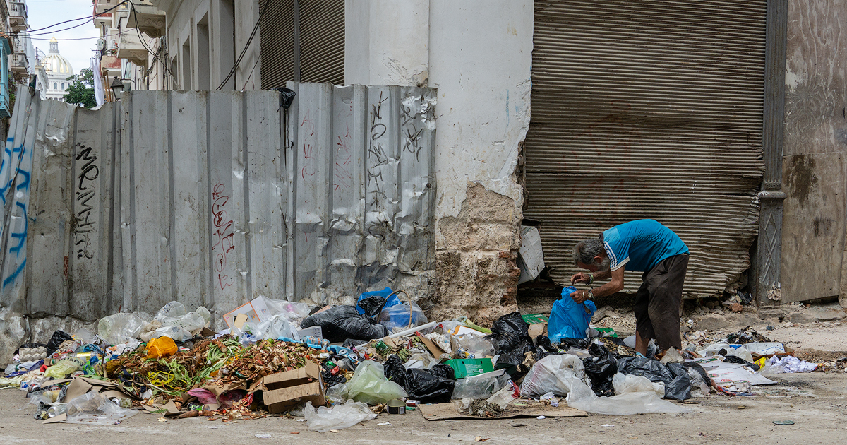 Hombre registrando la basura en calle Cuba y Teniente Rey (Imagen de referencia) © CiberCuba