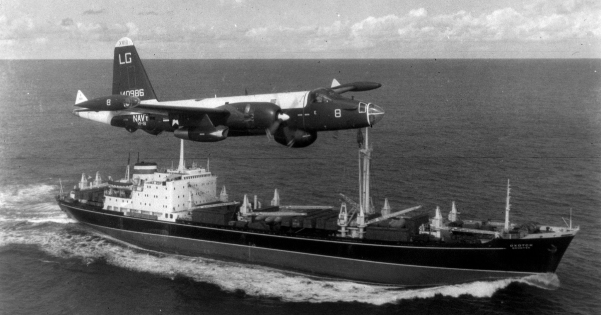 Avión de EE.UU. inspecciona carguero soviético durante la Crisis de Octubre © US Navy