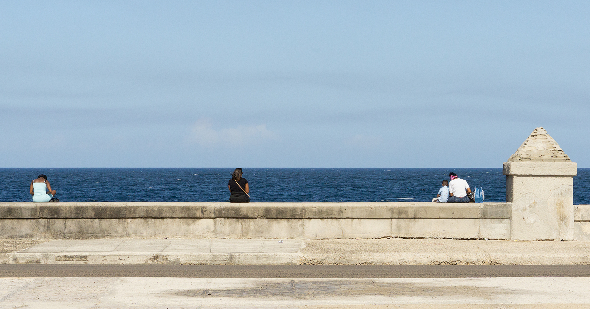 Cubanas en el malecón (referencial) © CiberCuba