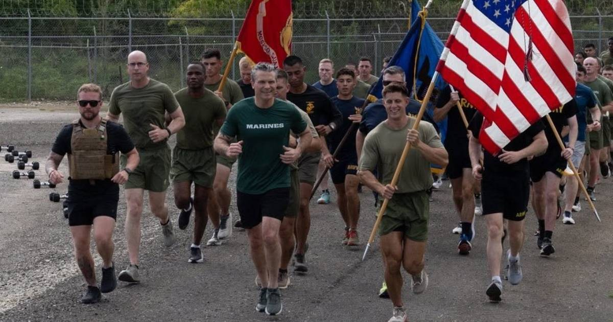 Pete Hegseth, secretario de Guerra de EE.UU. (centro) entrena con las tropas en la base naval de Guantánamo. © Facebook/Secretary of War Pete Hegseth