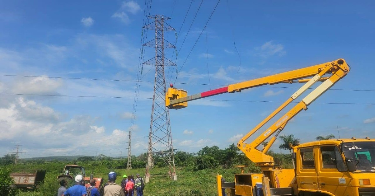 Guantánamo's Power Company Vows to Reconnect to National Grid: Residents Left in the Dark for Over a Day