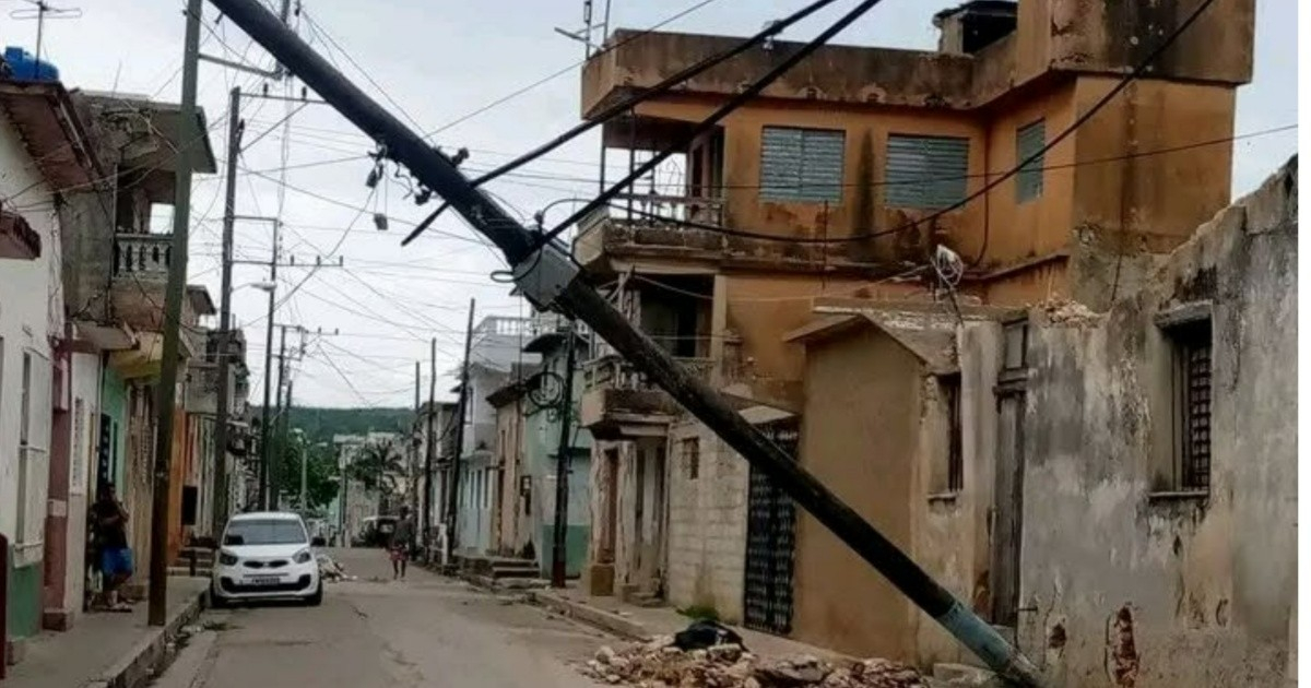 ETESA's Leaning Utility Pole in Pueblo Nuevo, Matanzas Raises Safety Concerns Among Residents