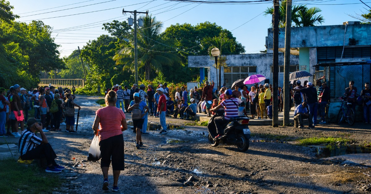 Cubans Endure Long Lines at El Cotorro Bank Amidst Sewage Puddles