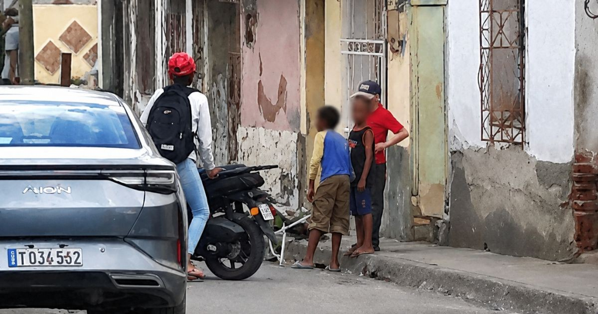 Children in Torn Clothing Selling Bananas in Las Tunas Ignite Controversy