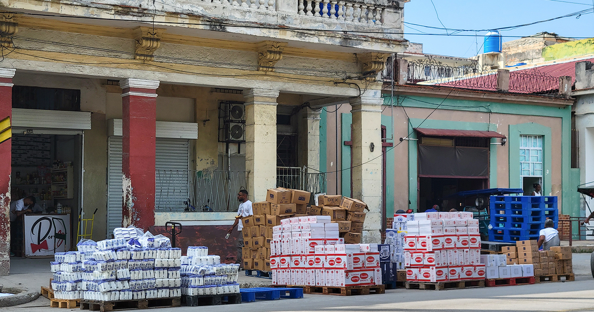 Descargando mercancias en una Mipyme © CiberCuba